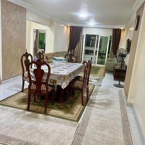 Deluxe Three-Bedroom Apartment